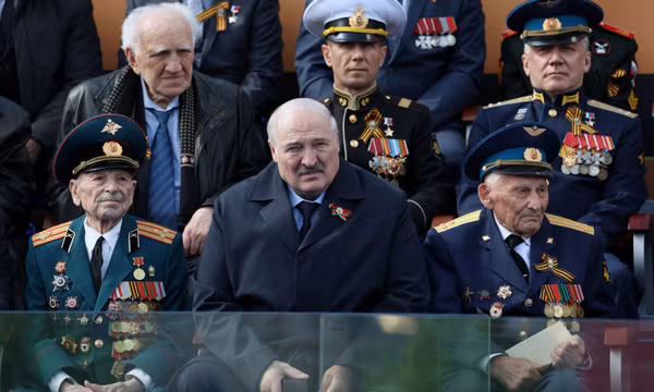 Tổng thống Belarus cười trước tin đồn ốm nặng