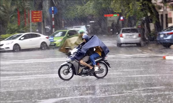 Cảnh báo mưa dông kèm lốc sét ở Hà Nội