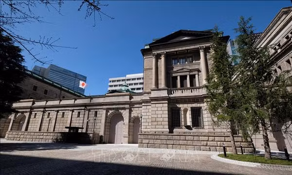 BoJ giữ nguyên lãi suất khi lạm phát cán đích 2%