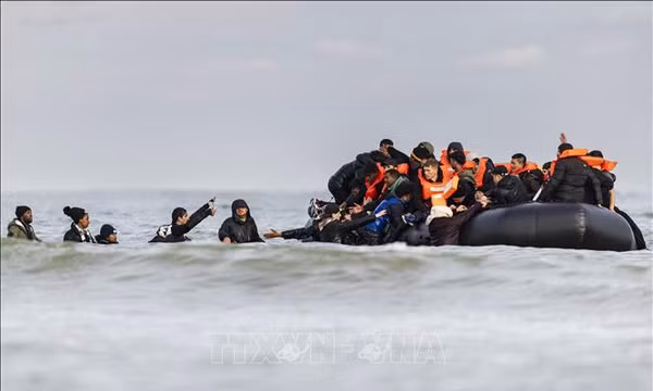 Người di cư tìm cách vượt Eo biển Manche bằng thuyền phao, từ bờ biển Gravelines, gần Dunkirk, miền Bắc Pháp, ngày 26/4/2024. Ảnh: AFP/TTXVN (Không được sử dụng, chia sẻ bởi bên thứ ba)