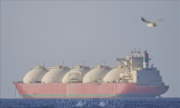 Tàu chở khí tự nhiên hóa lỏng (LNG) di chuyển qua eo biển Hormuz. Ảnh tư liệu: AA/TTXVN