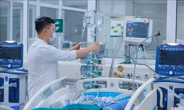 Bác sĩ 'chạy đua' cứu sống bệnh nhi nguy kịch do nhiễm cúm A nặng​