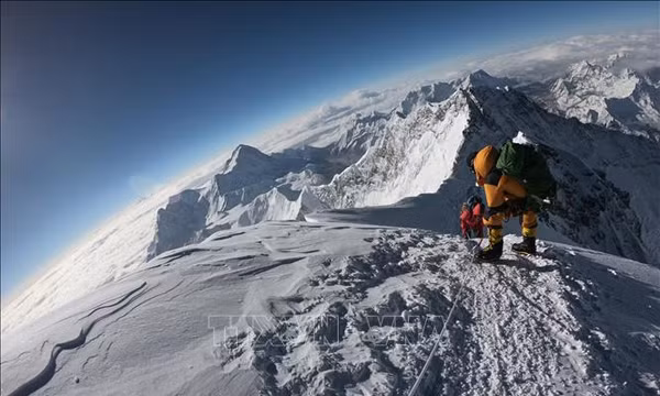 Nhà leo núi người Nepal lập kỷ lục leo đỉnh Everest lần thứ 31