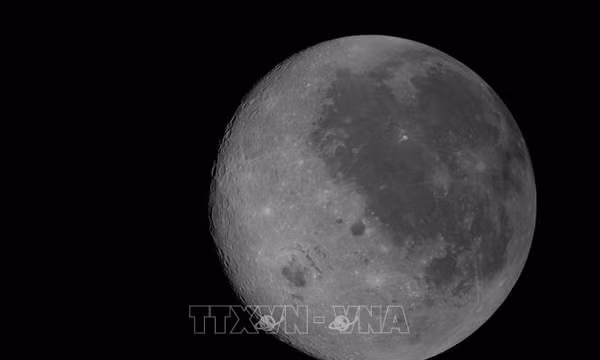 NASA phát hiện dấu tích vụ va chạm hiếm gặp trên Mặt Trăng