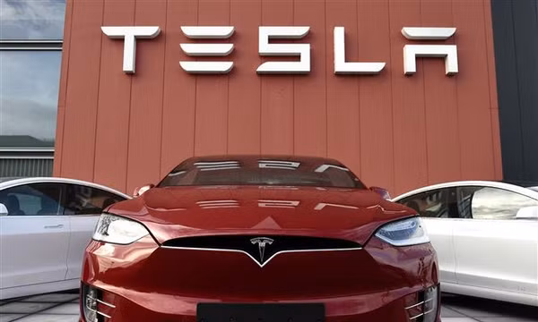 Các mẫu xe tại phòng trưng bày của Tesla ở Amsterdam, Hà Lan. Ảnh: AFP/TTXVN (Không được phép sử dụng, chia sẻ bởi bên thứ ba)