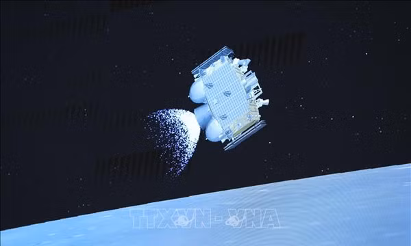 àu thăm dò Thường Nga 5 bay trên bề mặt Mặt Trăng ngày 3/12/2020. Ảnh: THX/TTXVN