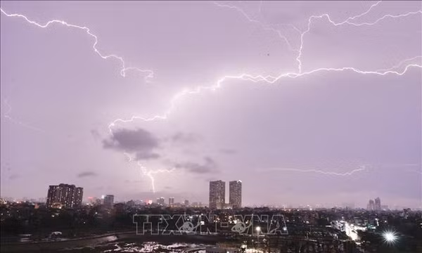 Cảnh báo mưa dông kèm lốc sét trên khu vực Hà Nội, lũ trên sông Đồng Nai