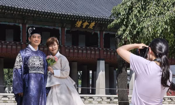 Một cặp đôi chụp ảnh cưới tại Seoul, Hàn Quốc. Ảnh: Yonhap/TTXVN