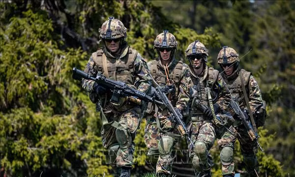 Binh sĩ tham gia cuộc tập trận LUX 23 tại Les Geneveys-sur-Coffrane, Thụy Sĩ, ngày 4/5/2023. Ảnh: AFP/TTXVN (Không được sử dụng, chia sẻ bởi bên thứ ba)