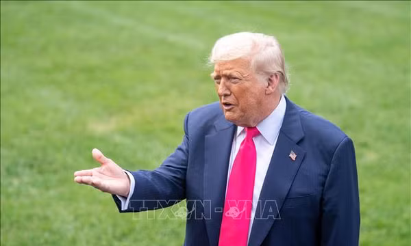 Tổng thống Mỹ Donald Trump trả lời phỏng vấn báo chí tại Nhà Trắng ngày 15/7/2025. Ảnh: THX/TTXVN