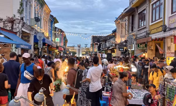 Du khách tham quan phố đi bộ Phuket, Thái Lan. Ảnh: Bangkok Post