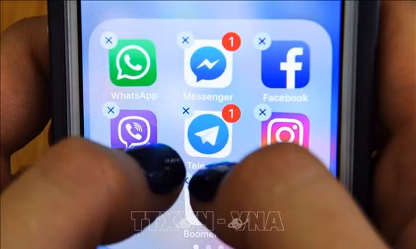 Biểu tượng của các nền tảng mạng xã hội trên màn hình điện thoại thông minh. Ảnh: AFP/TTXVN (Không được phép chia sẻ, khai thác bởi bên thứ ba).