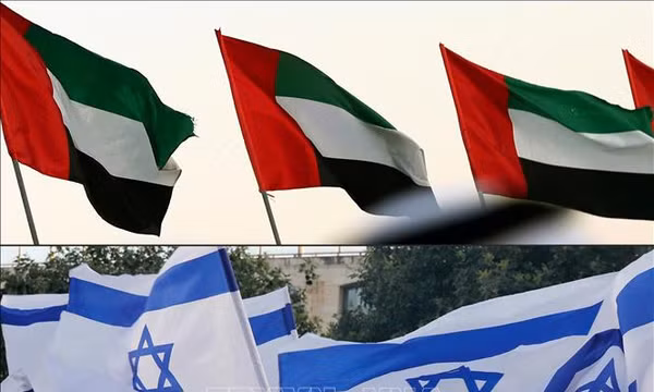 Quốc kỳ Các tiểu vương quốc Arab thống nhất ở Abu Dhabi (trên) và quốc kỳ Israel ở Jerusalem (dưới). Ảnh: AFP/TTXVN (Không được phép sử dụng, chia sẻ bởi bên thứ ba)