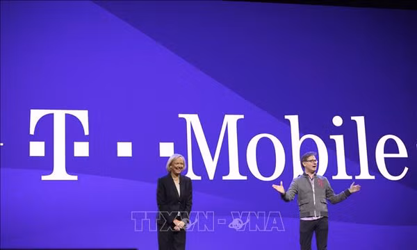 Giám đốc điều hành của Hãng T-Mobile Mike Sievert (phải) phát biểu tại một buổi triển lãm điện tử ở Las Vegas, Nevada (Mỹ) ngày 8/1/2020. Ảnh tư liệu: AFP/TTXVN (Không được phép sử dụng, chia sẻ bởi bên thứ ba)