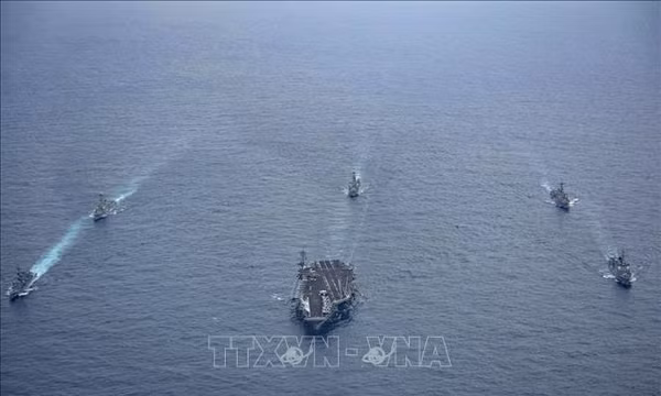 (Hàng dưới, từ phải sang) Tàu khu trục Seoae Ryu Seong-ryong của Hàn Quốc, tàu sân bay chạy bằng năng lượng hạt nhân USS Theodore Roosevelt của Mỹ và tàu khu trục Ariake của Nhật Bản, (hàng trên, từ phải sang) cùng các tàu khu trục Howard, Russell và Daniel Inouye của Mỹ tham gia cuộc tập trận chung ngoài khơi đảo Jeju, Hàn Quốc, ngày 11/4/2024. Ảnh: Yonhap/TTXVN