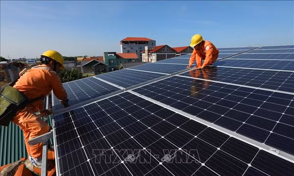 Lợi ích 'kép' từ phát triển điện mặt trời mái nhà tại Hà Nội