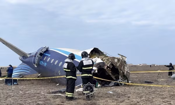 Azerbaijan Airlines: Máy bay rơi ở Kazakhstan do ‘can thiệp vật lý và kỹ thuật từ bên ngoài’