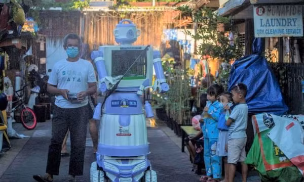 Chú robot làm từ đồ điện bỏ đi thành 'giúp việc' đắc lực thời COVID-19