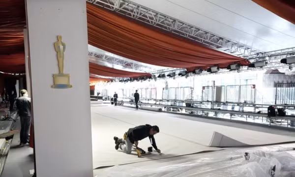 Các nhân viên trải thảm mới cho sự kiện Oscar 2023. Ảnh: AP