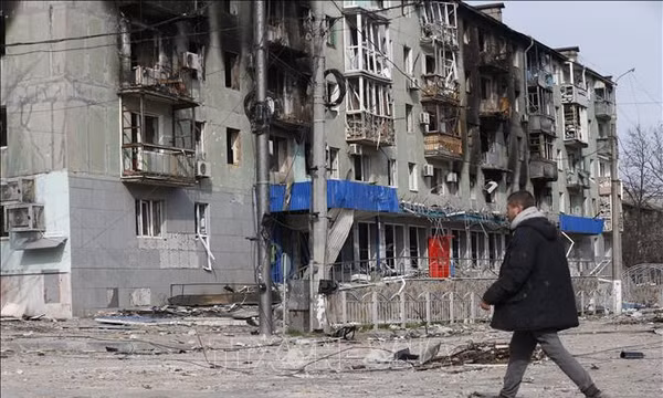 Tòa nhà bị hư hại do xung đột tại Mariupol, Ukraine, ngày 17/4/2022. Ảnh: THX/TTXVN