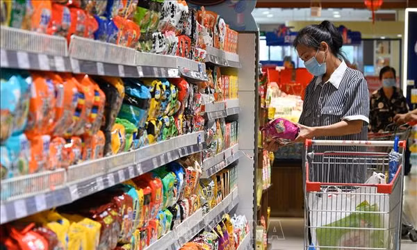 Người tiêu dùng xem xét mặt hàng kĩ lưỡng trước khi quyết định mua tại siêu thị ở tỉnh Hà Bắc, Trung Quốc. Ảnh: THX/TTXVN