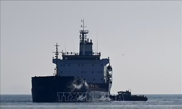 Tàu chở ngũ cốc di chuyển dọc Eo biển Bosphorus ở Istanbul, Thổ Nhĩ Kỳ. Ảnh: AFP/TTXVN (Không được phép chia sẻ, sử dụng bởi bên thứ ba)