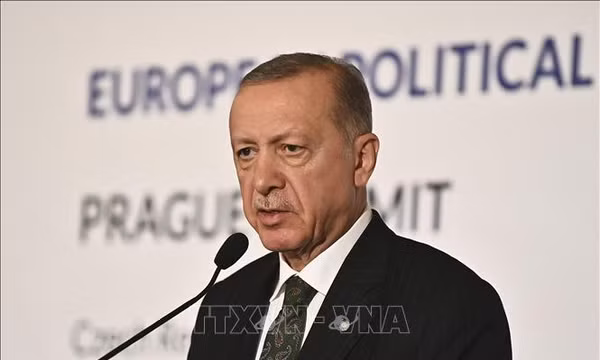 Tổng thống Thổ Nhĩ Kỳ Recep Tayyip Erdogan trong cuộc họp báo tại Hội nghị Cộng đồng chính trị châu Âu ở Prague, CH Séc. Ảnh tư liệu: AFP/TTXVN (Không được phép sử dụng, chia sẻ bởi bên thứ ba)