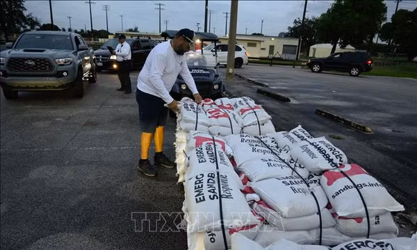Những bao cát được chuẩn bị nhằm ứng phó với bão Milton tại bang Florida, Mỹ, ngày 7/10/2024. Ảnh: AA/TTXVN