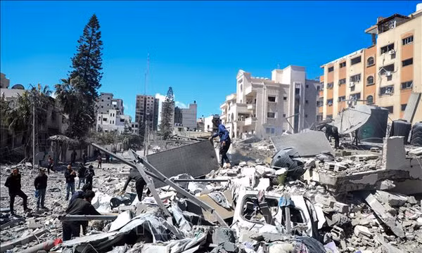 Đống đổ nát sau cuộc ném bom của Israel xuống Dải Gaza. Ảnh: THX/TTXVN