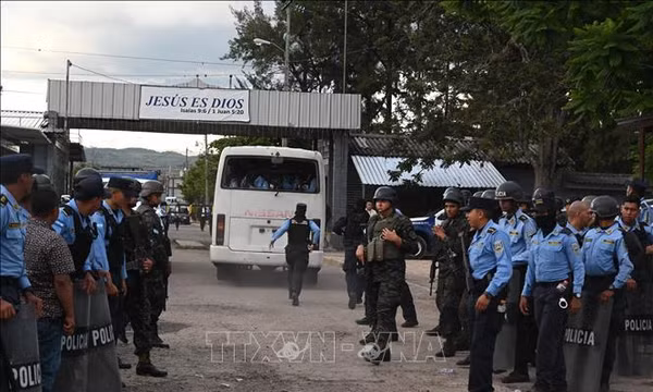 Binh sĩ Honduras áp giải phạm nhân tại nhà tù Centro Femenino de Adaptacion Social ở Tamara, sau vụ bạo loạn ngày 20/6/2023. Ảnh: AFP/TTXVN