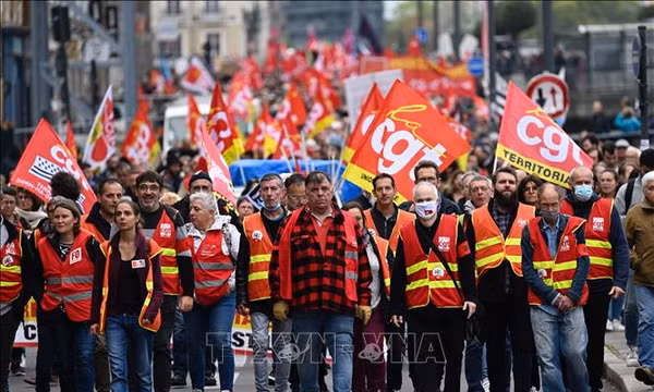 Người dân tham gia đình công tại Rennes, Pháp, ngày 18/10/2022. Ảnh: AFP/ TTXVN (Không được phép sử dụng, chia sẻ bởi bên thứ ba)