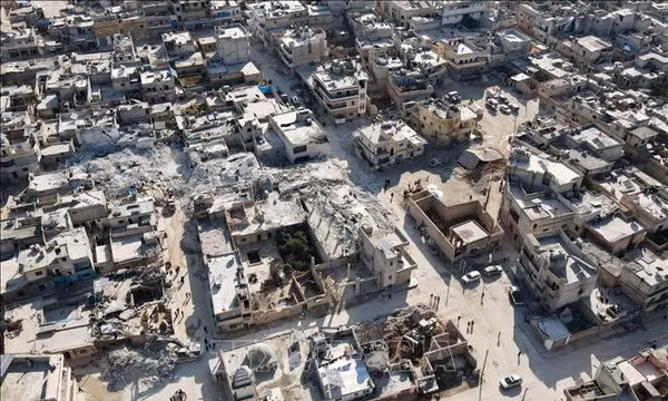 Cảnh đổ nát sau thảm họa động đất tại làng Atarib, tỉnh Aleppo, Syria, ngày 14/2/2023. Ảnh: AFP/TTXVN (Không được phép sử dụng, chia sẻ bởi bên thứ ba)