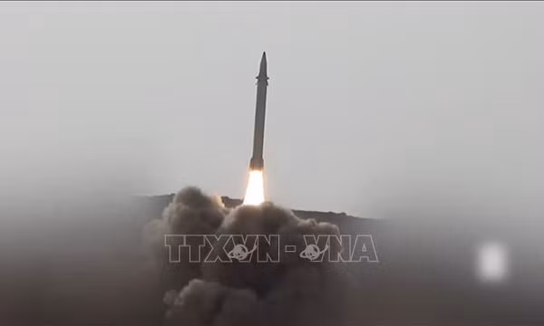 Tên lửa do lực lượng Houthi phóng từ Yemen. Ảnh tư liệu: THX/TTXVN