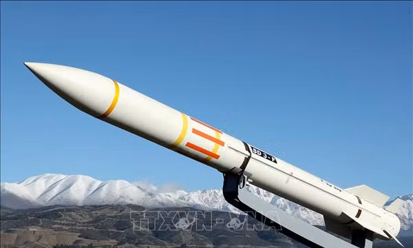 Tên lửa Sayad-3 được giới thiệu trong buổi ra mắt hệ thống phòng thủ Arman của Iran, ngày 17/2/2024. Ảnh: AFP/TTXVN (Không được phép sử dụng, chia sẻ bởi bên thứ ba)