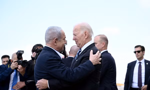 Thủ tướng Israel Benjamin Netanyahu (trái, phía trước) đón Tổng thống Mỹ Joe Biden (phải, phía trước) tại sân bay Ben Gurion ở Tel Aviv ngày 18/10/2023. Ảnh: AFP/TTXVN (Không được sử dụng, chia sẻ bởi bên thứ ba)