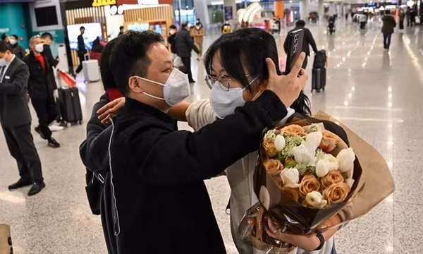Niềm vui vỡ òa của những gia đình Trung Quốc đoàn tụ sau 3 năm xa cách vì COVID-19