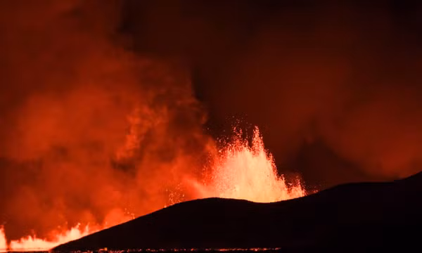 Cận cảnh dòng dung nham khi núi lửa ở Iceland phun trào dữ dội