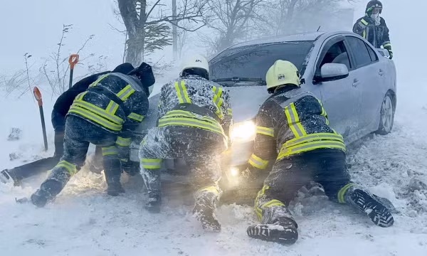 Người dân Mỹ, Nga và Ukraine vật lộn trong bão tuyết