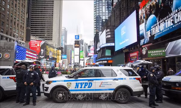 Mỹ điều tra nghi phạm lao xe vào giáo đường Do Thái ở New York