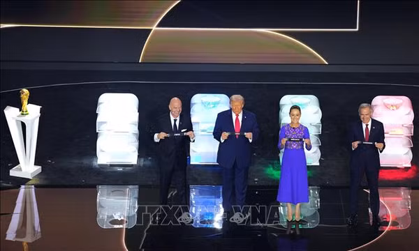 Tổng thống Mỹ Donald Trump có thể trở thành người đầu tiên và duy nhất được nhận giải thưởng Hòa bình FIFA. (Trong ảnh: Tổng thống Mỹ Donald Trump, Tổng thống Mexico Claudia Sheinbaum và Thủ tướng Canada Mark Carney tại lễ bốc thăm FIFA World Cup 2026 ở Washington D.C., ngày 5/12/2025. Ảnh: THX/TTXVN)