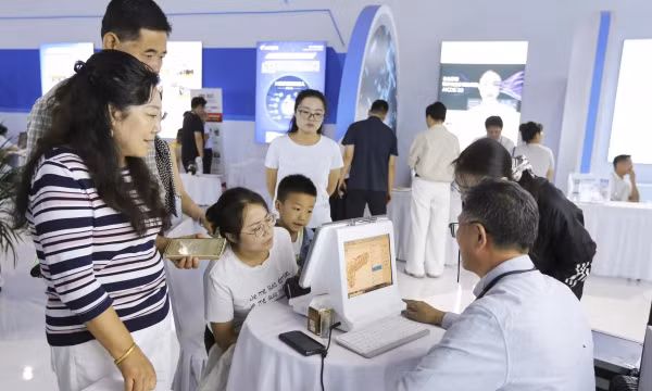 Cuộc đua AI mở rộng sang khoa học sự sống