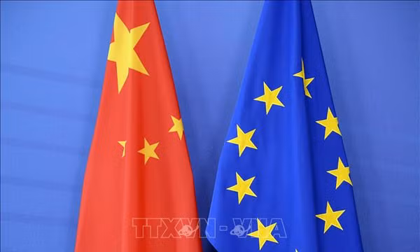 Quốc kỳ Trung Quốc (trái) và cờ Liên minh châu Âu (EU) tại Hội nghị thượng đỉnh EU - Trung Quốc tại Brussels, Bỉ. Ảnh tư liệu: AFP/TTXVN (Không được phép chia sẻ bởi bên thứ ba)