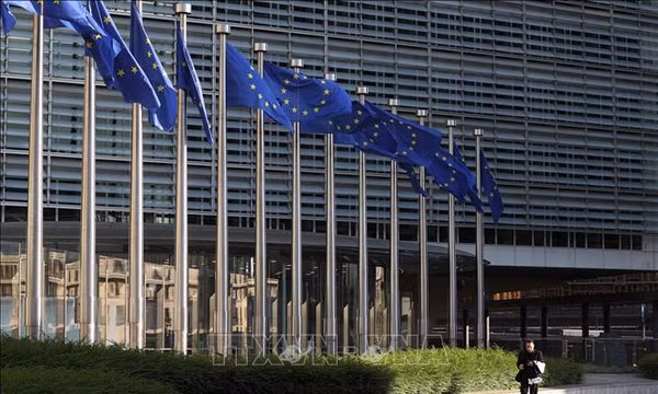 Cờ Liên minh châu Âu tại trụ sở Ủy ban châu Âu ở Brussels, Bỉ. Ảnh minh họa: THX/TTXVN