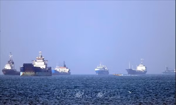 Tàu thuyền ở eo biển Hormuz, gần thành phố cảng Bandar Abbas, Iran. Ảnh: The Guardian/TTXVN