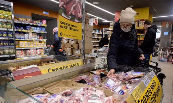 Người dân mua sắm tại một siêu thị ở Moskva, Nga. Ảnh: AFP/TTXVN (Không được phép sử dụng, chia sẻ bởi bên thứ ba)