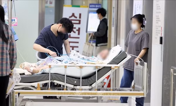 Nhân viên y tế chăm sóc bệnh nhân tại Trường đại học quốc gia Chonnam ở Gwangju, Hàn Quốc. Ảnh: YONHAP/TTXVN