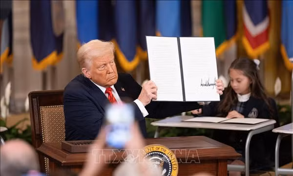 Tổng thống Mỹ Donald Trump ký sắc lệnh hành pháp về cơ bản giải thể Bộ Giáo dục tại Washington, D.C., ngày 20/3/2025. Ảnh: THX/TTXVN