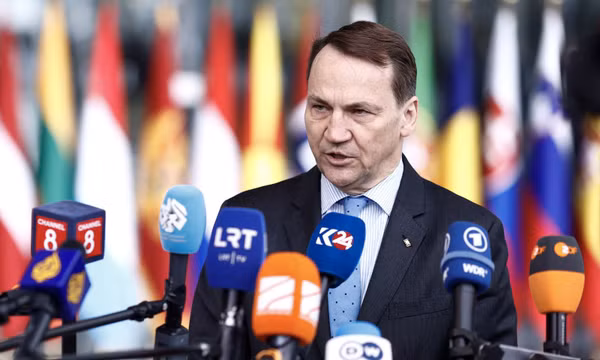 Ngoại trưởng Ba Lan Radoslaw Sikorski phát biểu sau cuộc họp ngoại trưởng NATO ở Brussels (Bỉ) ngày 4/4/2024. Ảnh: AFP/TTXVN