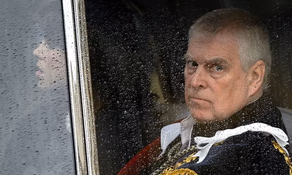 Cảnh sát Anh bắt giữ em trai Vua Charles với cáo buộc gửi tài liệu mật của chính phủ cho Epstein