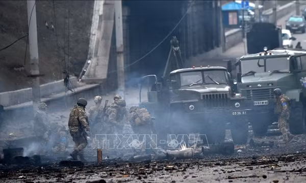 Binh sĩ Ukraine tìm kiếm đầu đạn chưa phát nổ sau giao tranh với lực lượng Nga tại thủ đô Kiev ngày 26/2/2022. Ảnh: AFP/TTXVN (Không được phép sử dụng, chia sẻ bởi bên thứ ba)